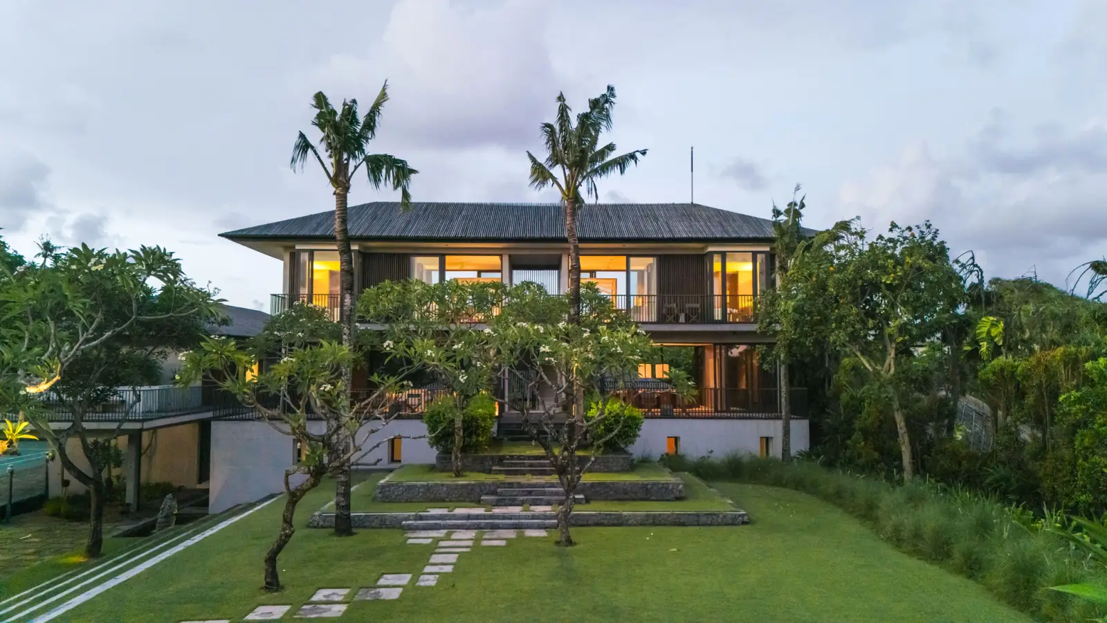 Rekomendasi Villa Honeymoon Tepi Pantai di Bali