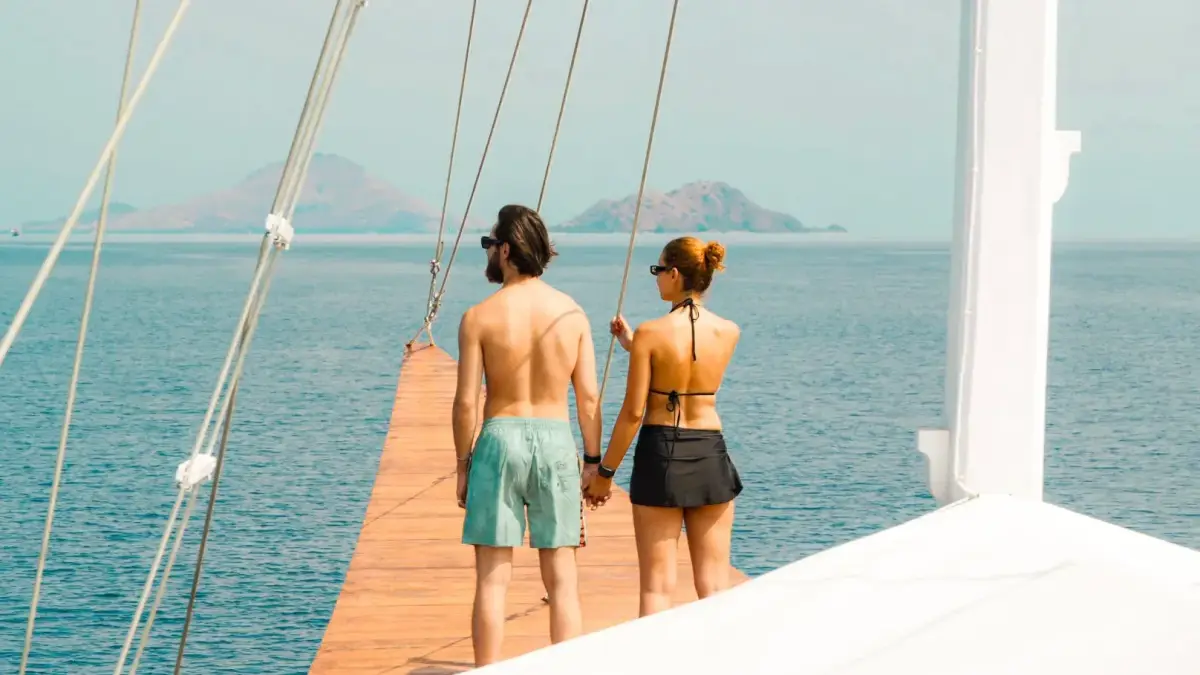 Menikmati Momen Sailing di Raja Ampat | Bali Premium Villa