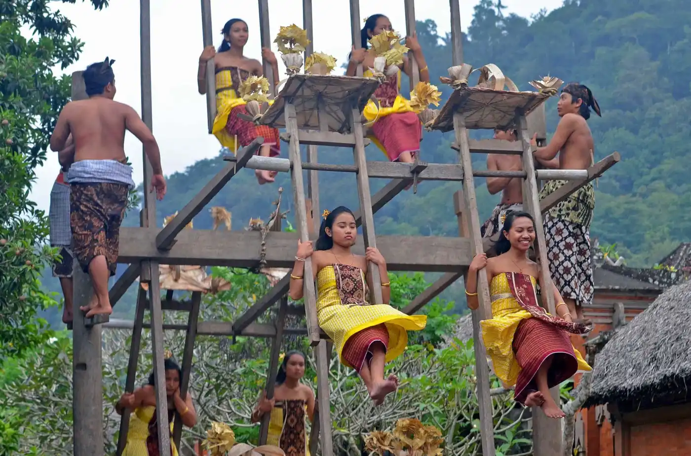 Upacara Ayunan Jantra Desa Adat Tenganan (Sumber: Desa Adat Bali)